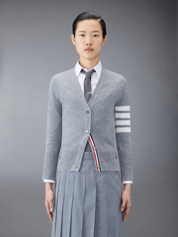클래식 캐시미어 4-바 브이넥 카디건 - featured image